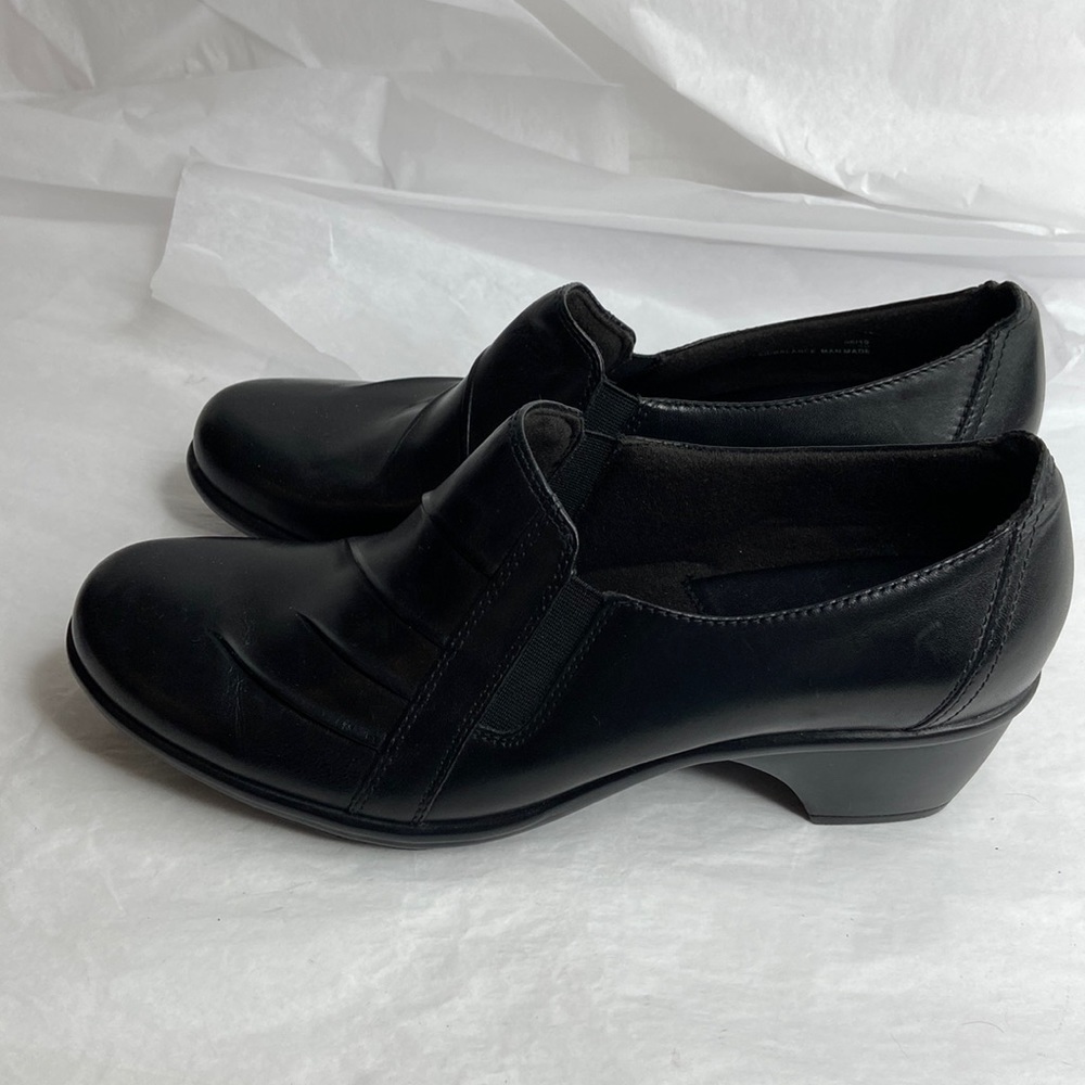 Clarks Genette 9 wide black leather shoes with 2” heel like new